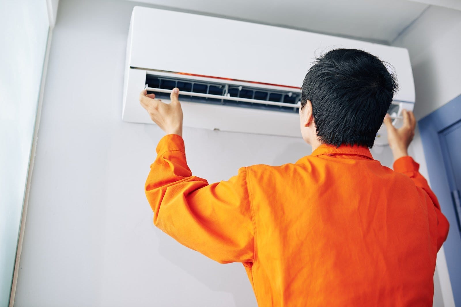 How Air Conditioning Services Tackle Indoor Moisture Control